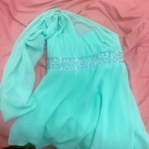 This is a size 8 girls pageant dress